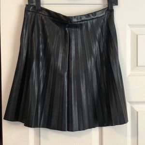 Faux leather pleated black mini skirt